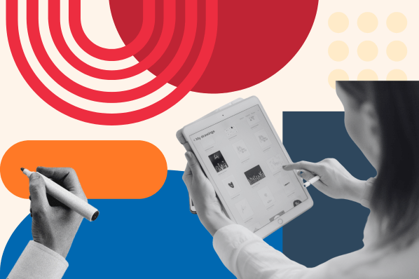 Person macht UX-Writing am Tablet